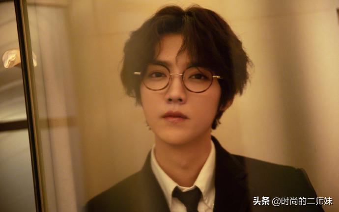 鹿晗帅气制服,鹿晗贵气照片