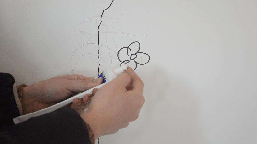 乳胶漆墙面被孩子画脏了怎么办,乳胶漆墙面脏了用砂纸怎样处理