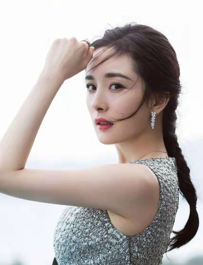 杨幂鱼尾辫图片大全,杨幂鱼尾辫造型亮相