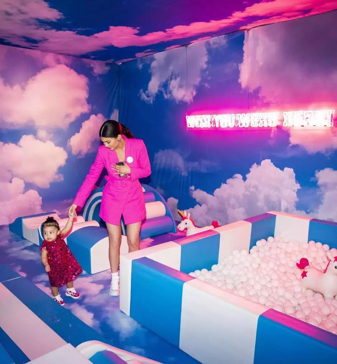 5岁脱单，7岁护肤，这只是星二代们的日常“烧钱”操作？