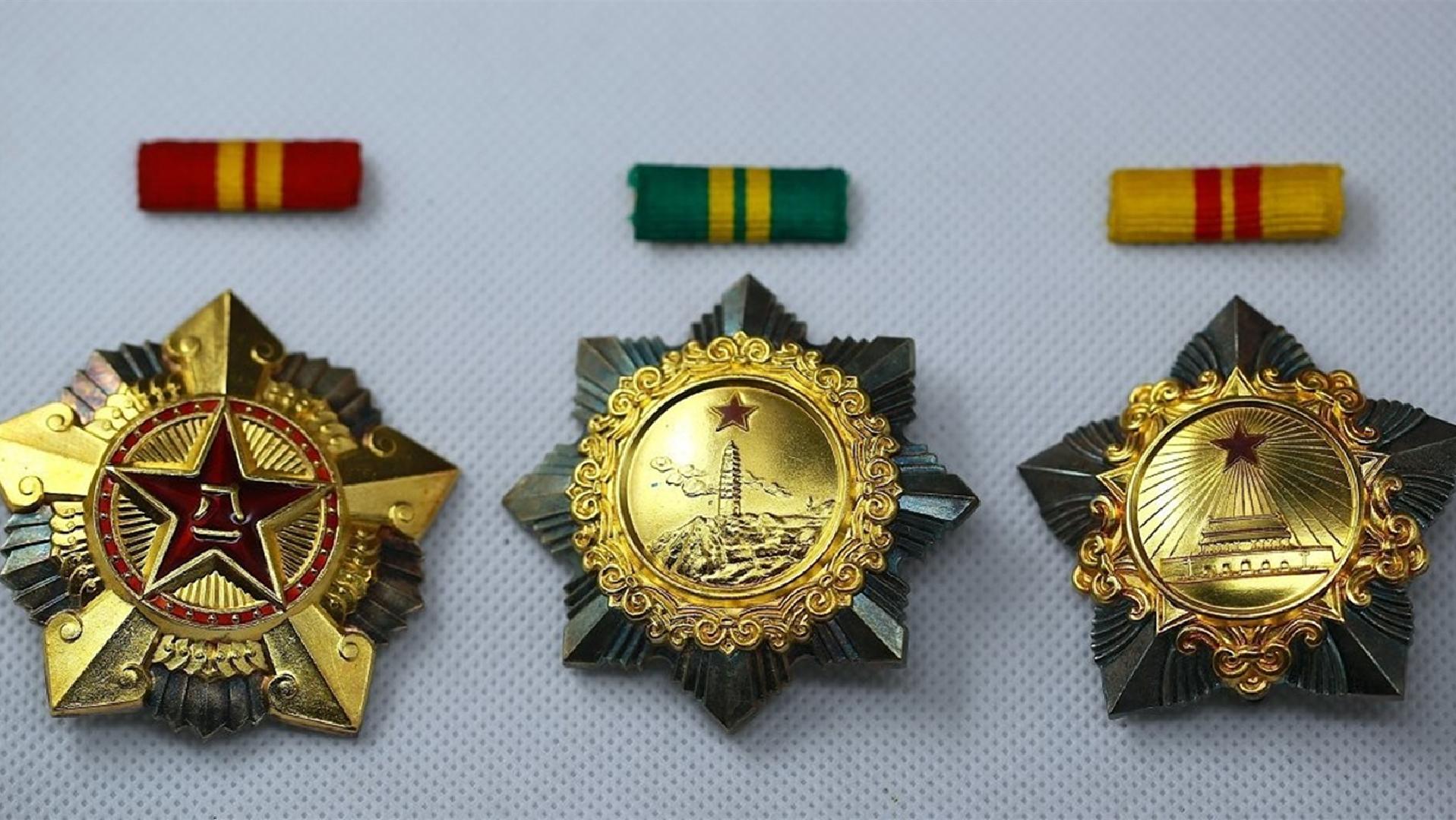 *德朱**位列十大元帅之首，军衔命令状却不是001号，001号究竟给了谁