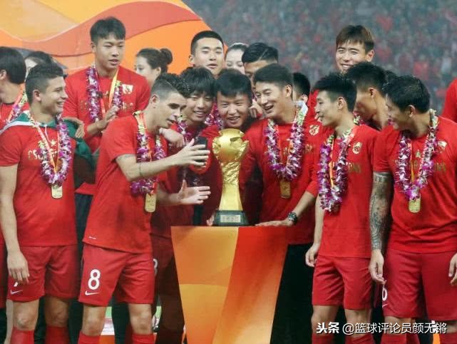 中超颁奖典礼上徐根宝为武磊颁奖,徐根宝在中超盛典上的讲话