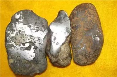 怎么判断一块石头是不是陨石,一块石头有黑斑处有磁性是陨石吗