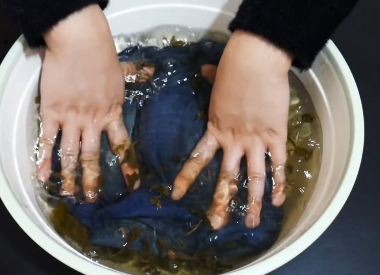 牛仔裤防止褪色第一次怎么清洗,牛仔裤怎么晾不会变色