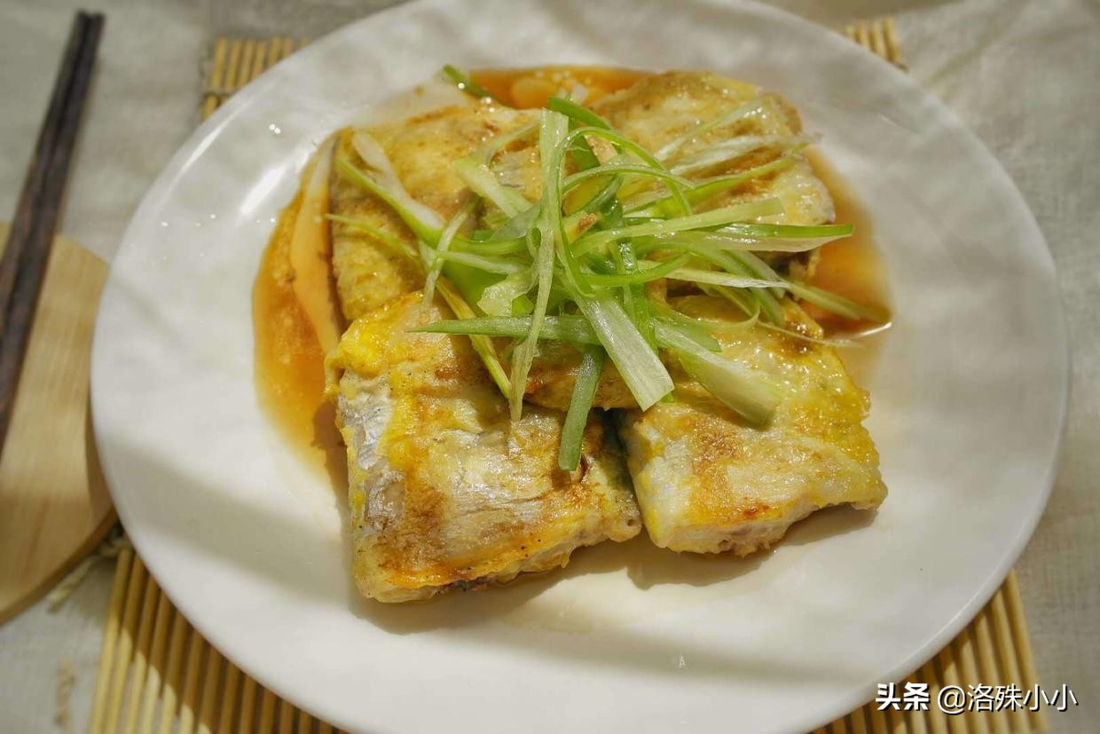 煎蒸带鱼口感细腻,味道鲜,蒸前除腥这一步是重点!