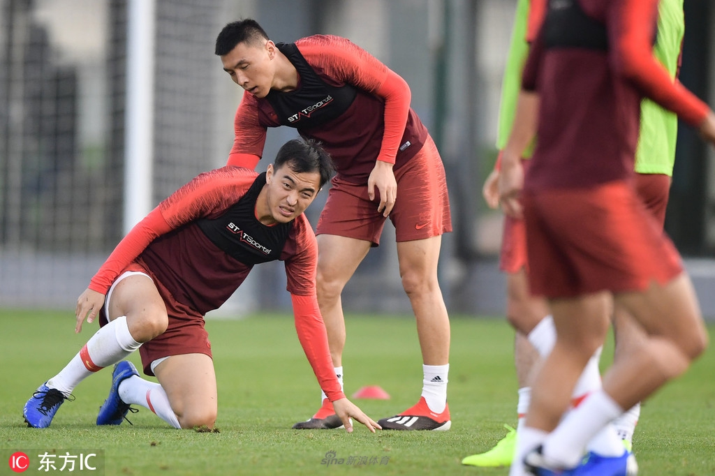 国足对手惊天大反击,国足热身颠球