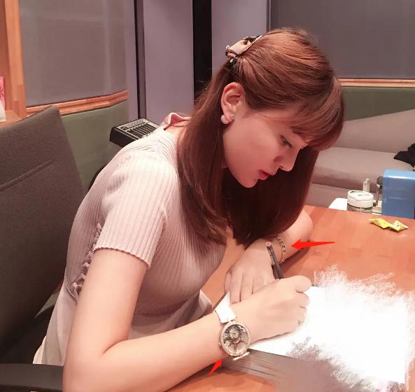 《浪姐》里的隐形富婆，满身高奢镶钻珠宝，身价比整个公司还高？