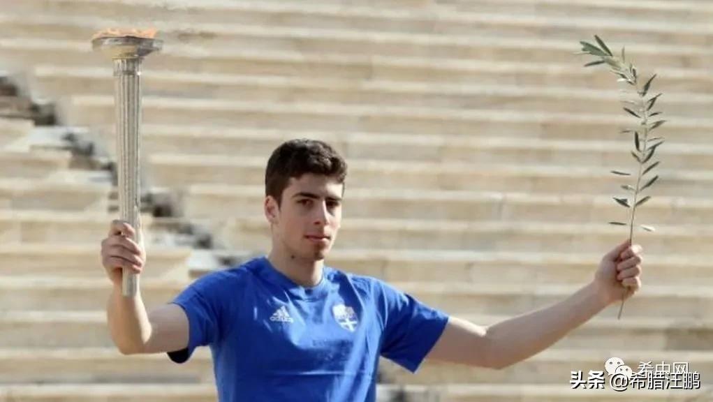 滑雪运动员冬奥会主火炬点燃,2022冬奥高山滑雪冠军运动员