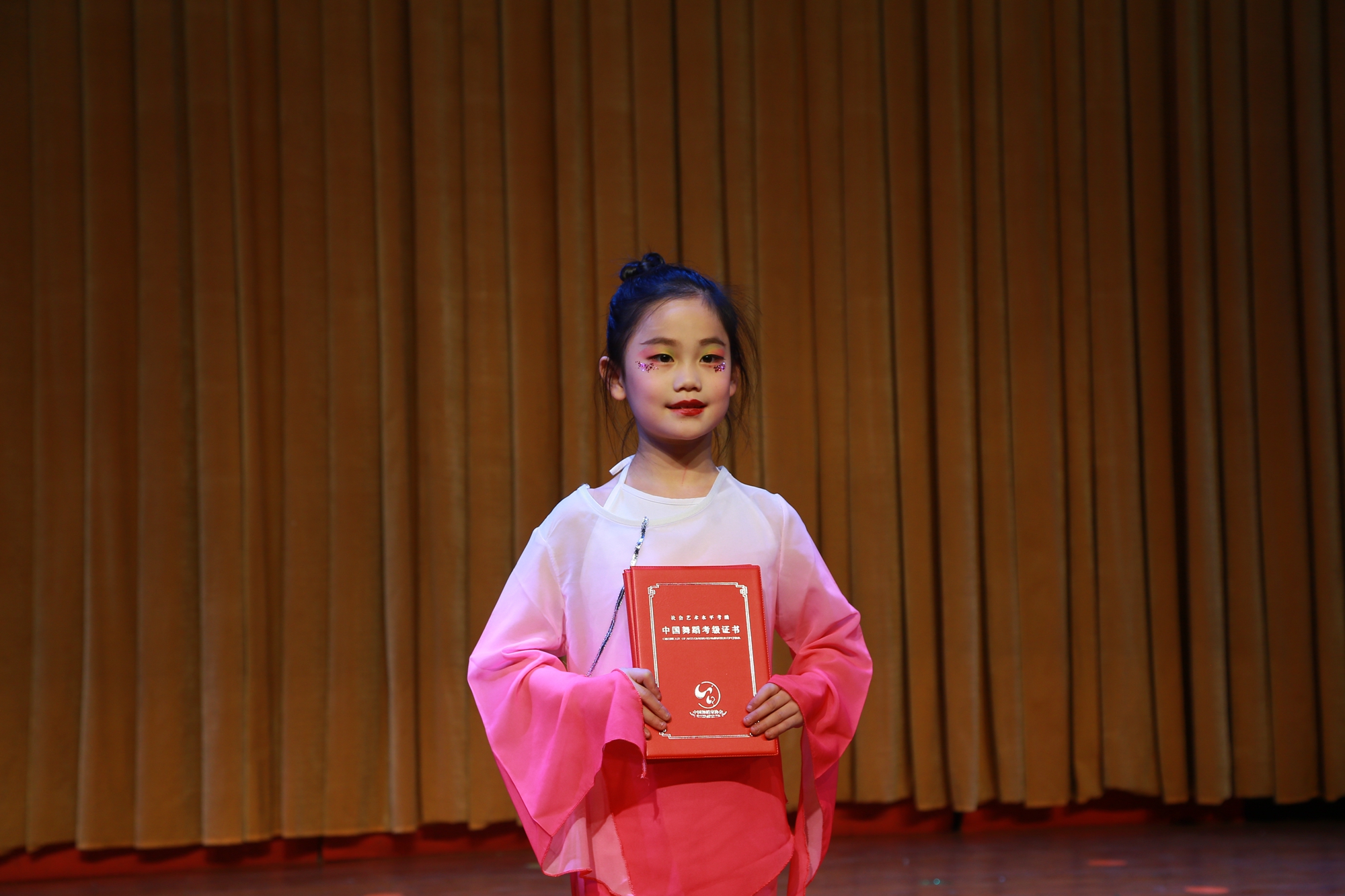 金鸡艺术《舞动人生梦想起航》专场晚会在青少年活动中心演出