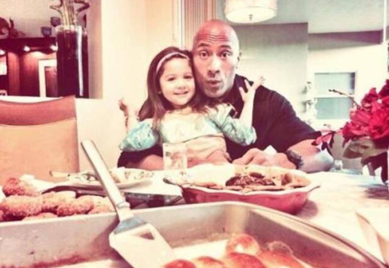 巨石强森怀抱爱女为其庆生,巨石强森有双胞胎