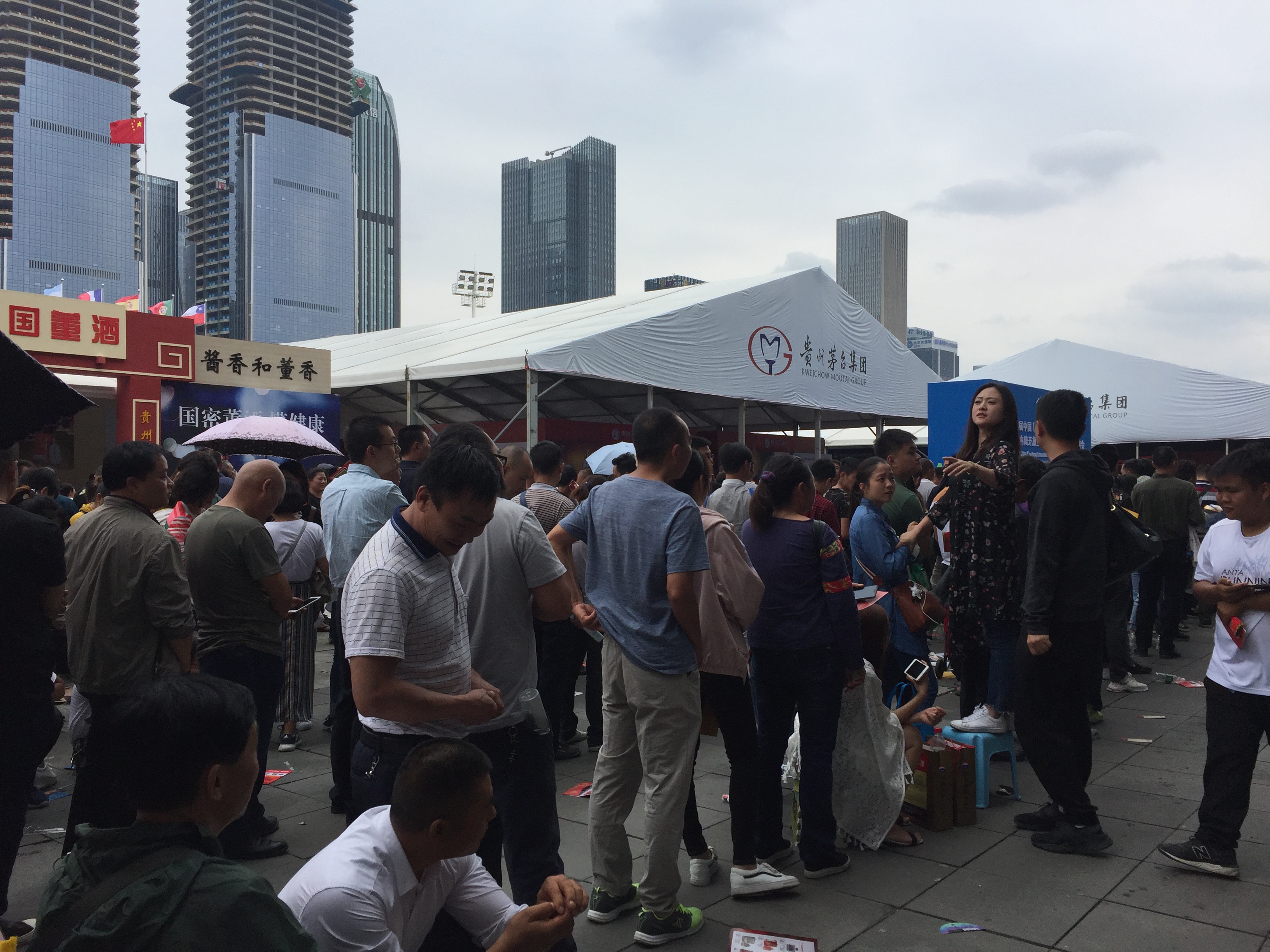 路边摆摊收老酒的到底是干什么的,街上收购老酒的怎么赚钱的