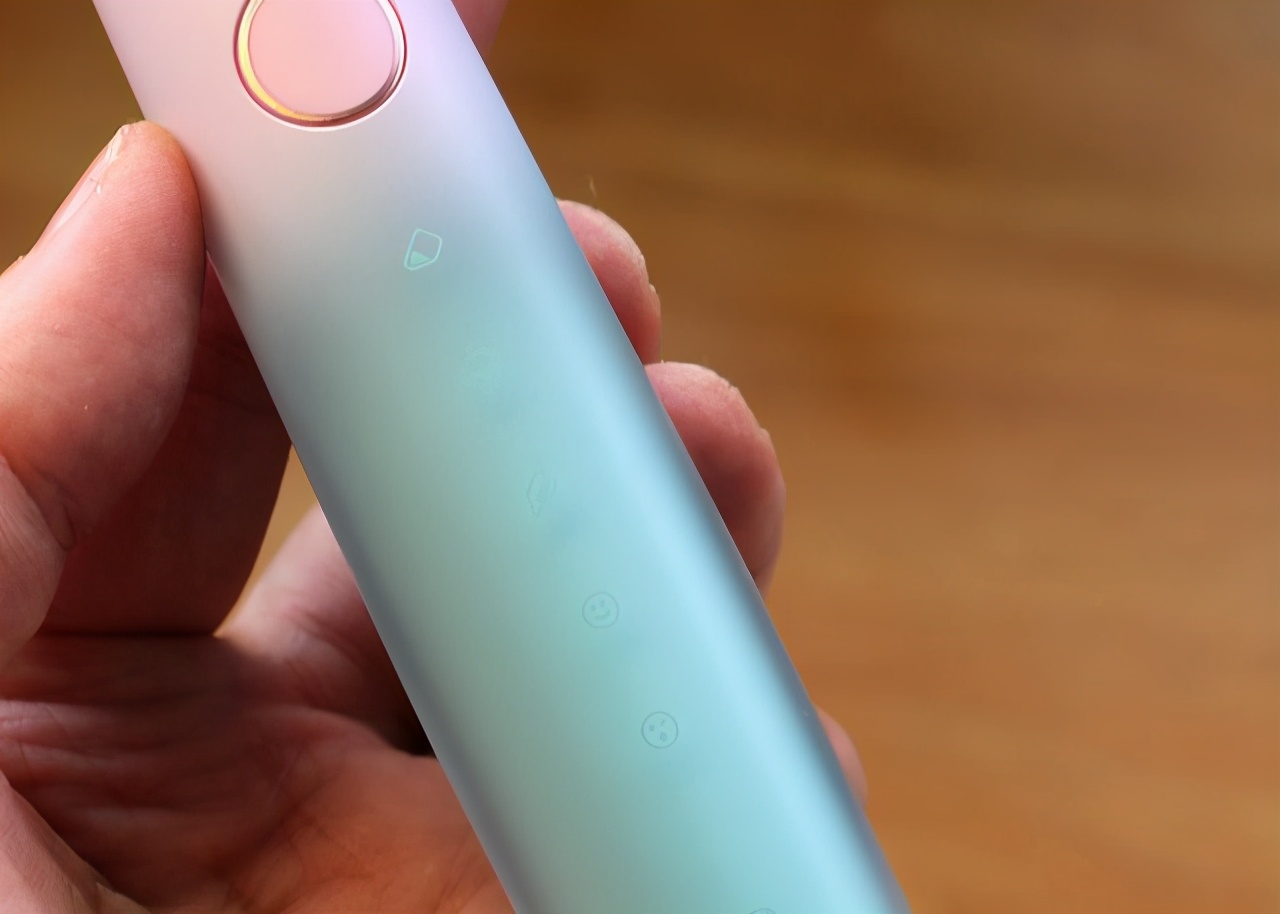 电动牙刷怎么放置,罗曼电动牙刷怎么拆开换电池