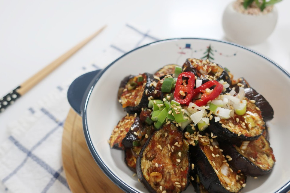 酸辣烤茄子教程,不辣的蒜蓉烤茄子做法