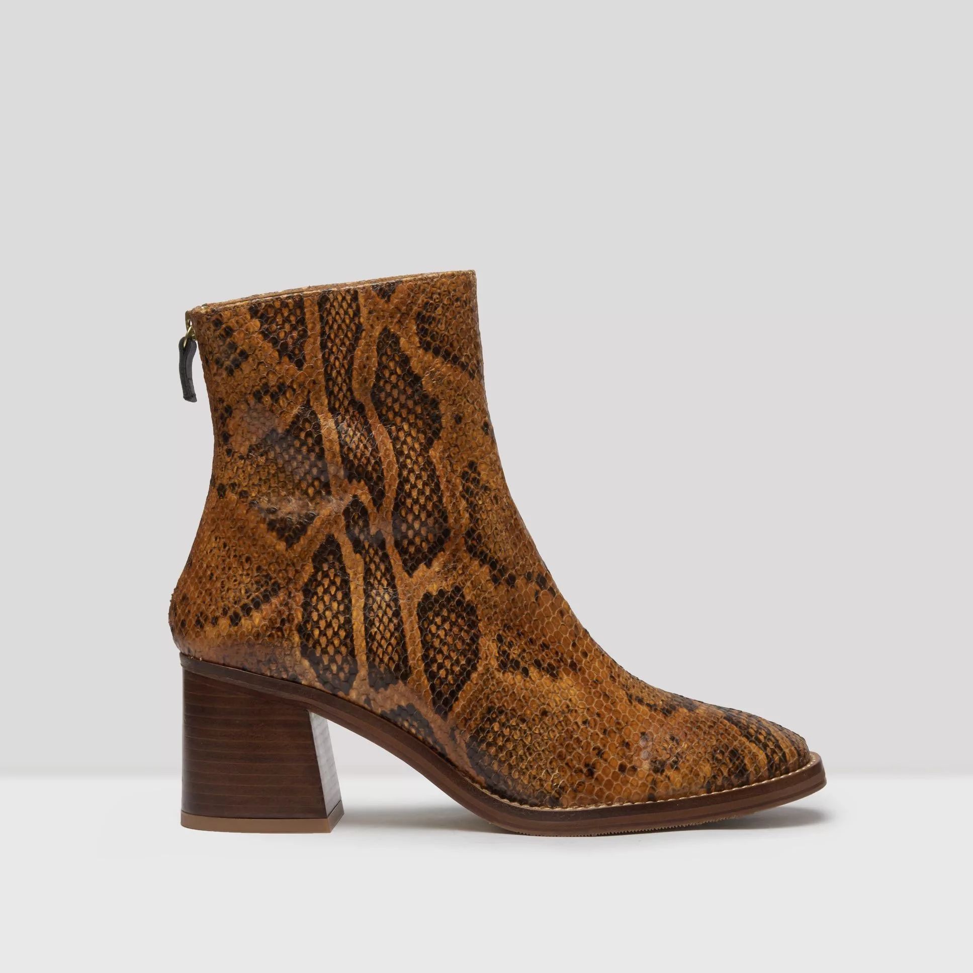 看见今年秋冬必入的第一双靴子，我方了……