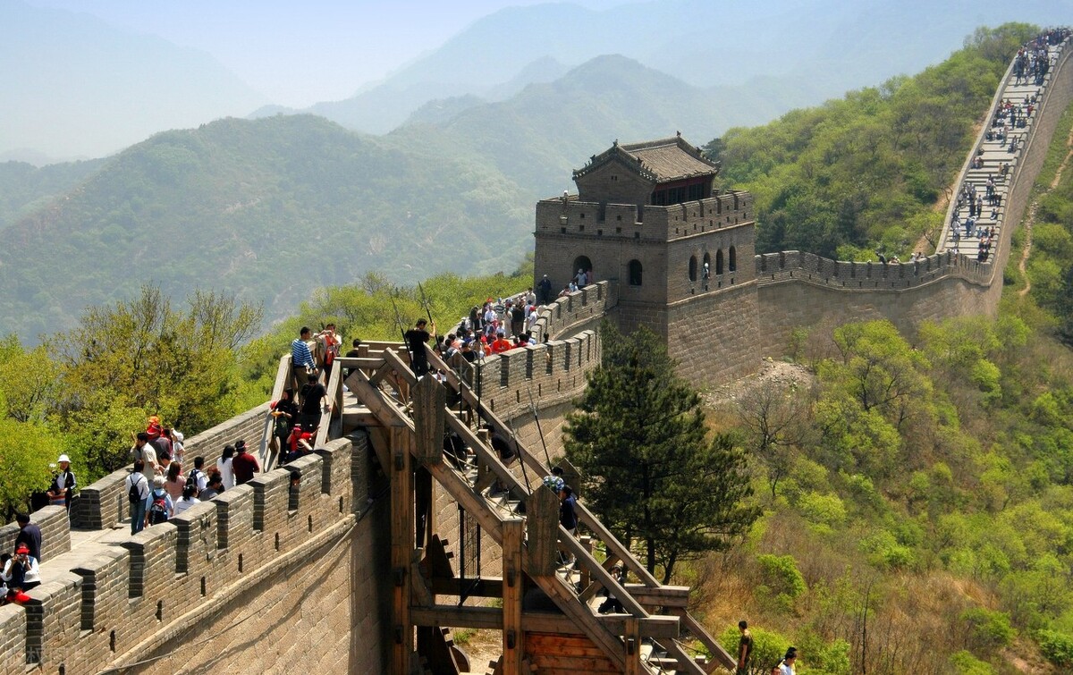 站在长城上的感受100字,站在长城上眺望