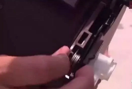 新买奔驰一个月坏了,奔驰扶手坏了怎么维修