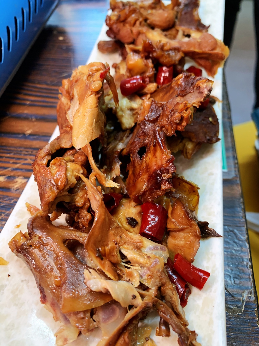 10张桌子的烤鱼店铺需要几个员工,长春市十张桌火锅