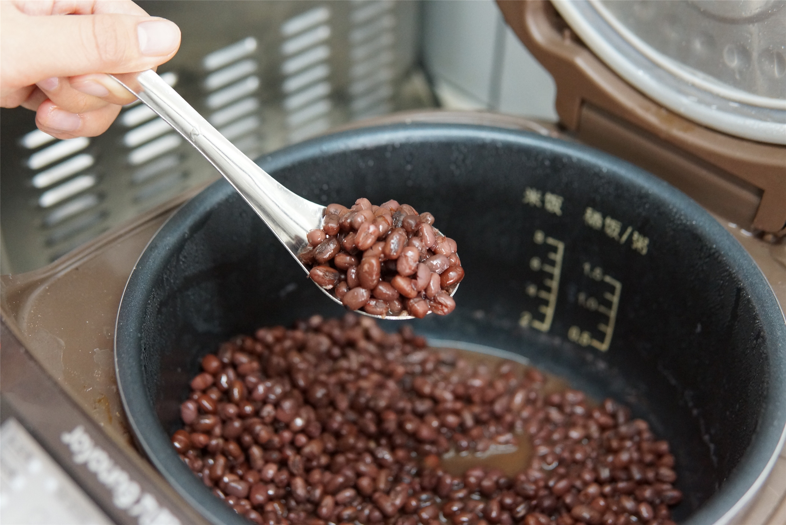 蒸出来是红的黄小米糕,怎么蒸小米糕松软好吃