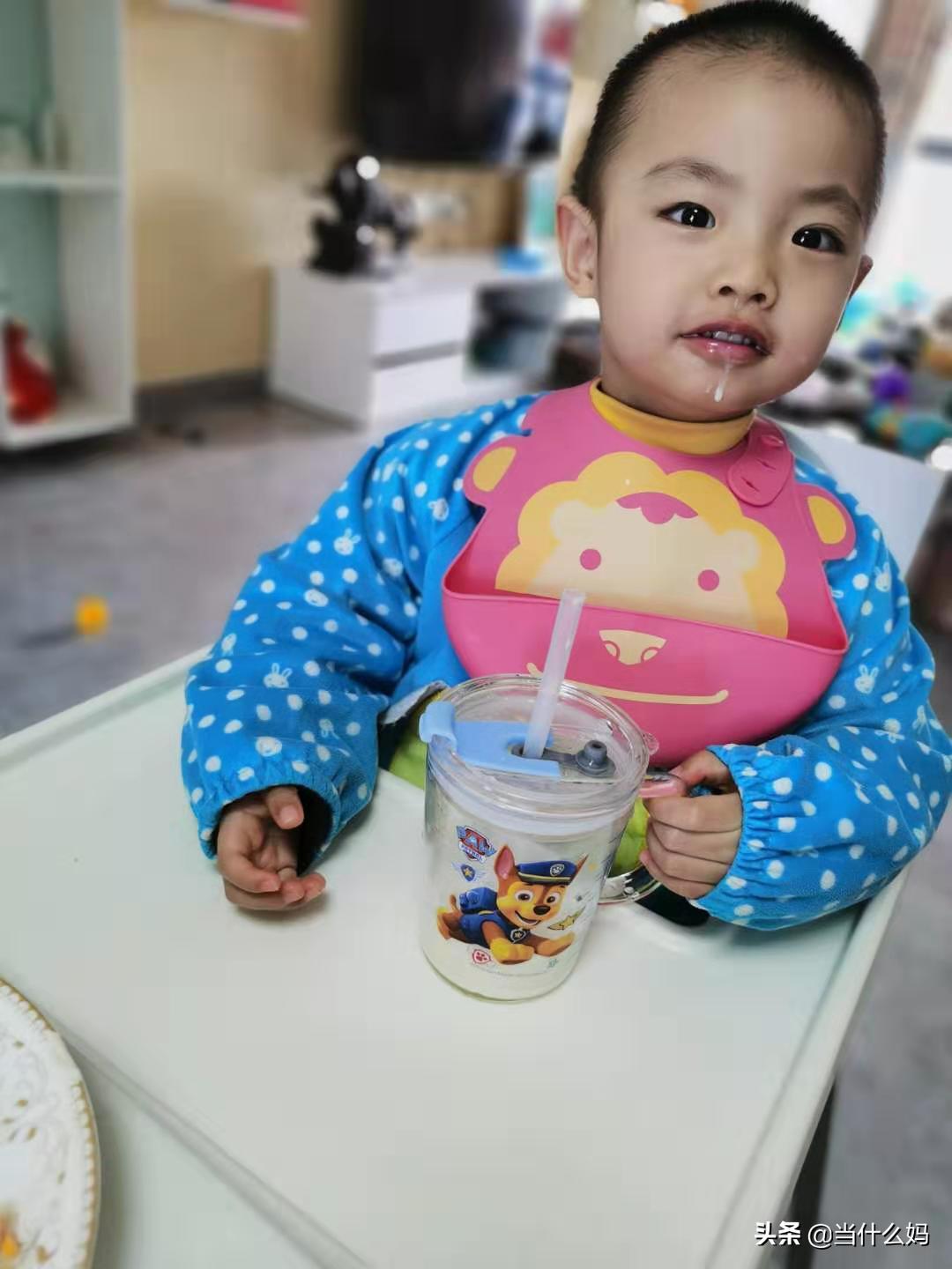 在辅食添加初期，就养成宝宝吃饭的几个好习惯，你需要这四种装备