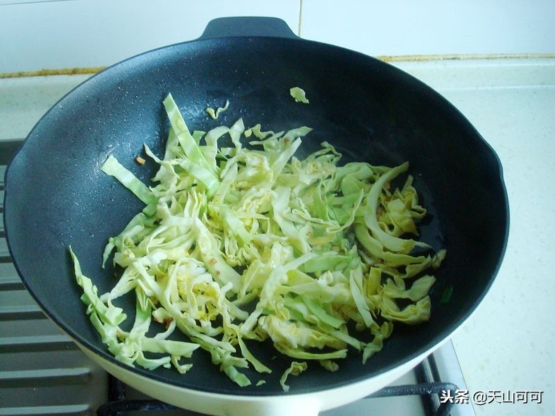 家常炒米粉简单又好吃,炒米粉怎么让不粘不坨又好吃