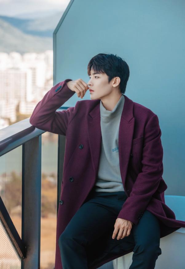 侯明昊蓝白拼接西装造型,侯明昊黑色西装图片