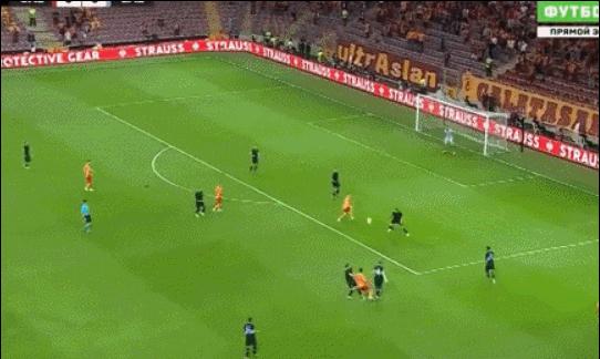 球场演戏？欧联杯诡异进球：后卫和门将演绎“扣篮式”乌龙