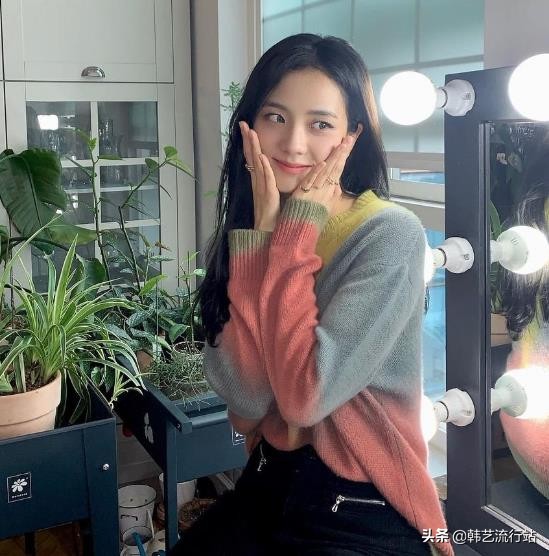 先睹为快:2021春季韩版针织衫新款在明星和模特中流行出现