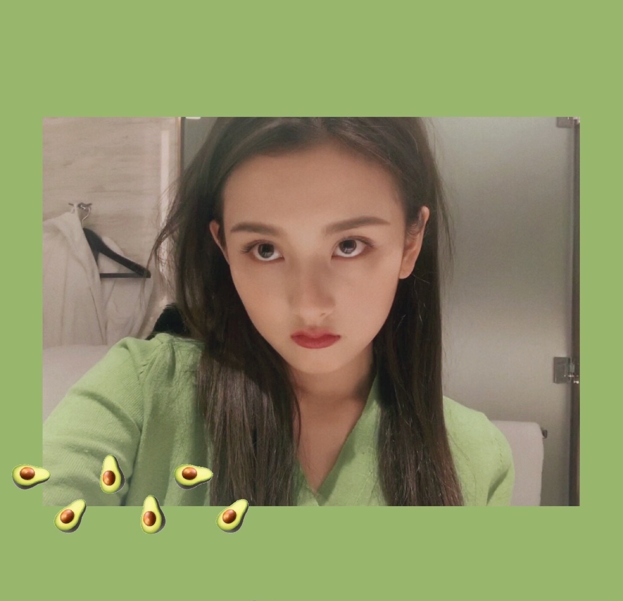 泫雅夏日必备,泫雅牛油果绿色毛衣