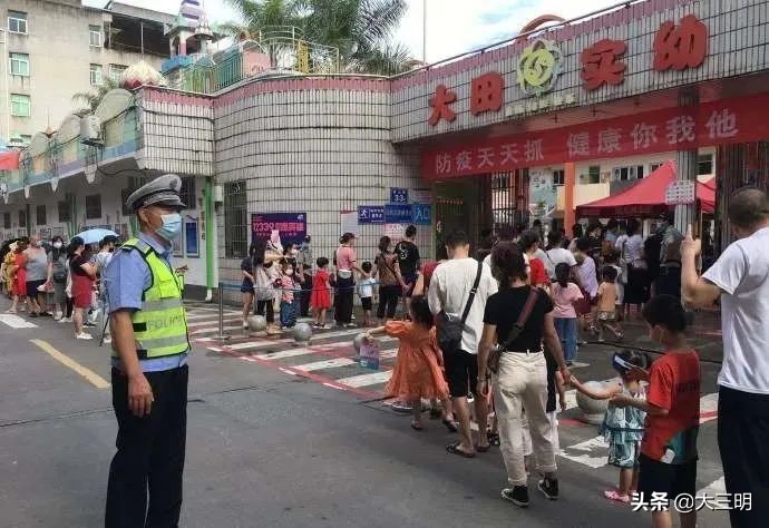 五个一进驾校开展交通安全宣传,交警开展文明交通进驾校安全宣传