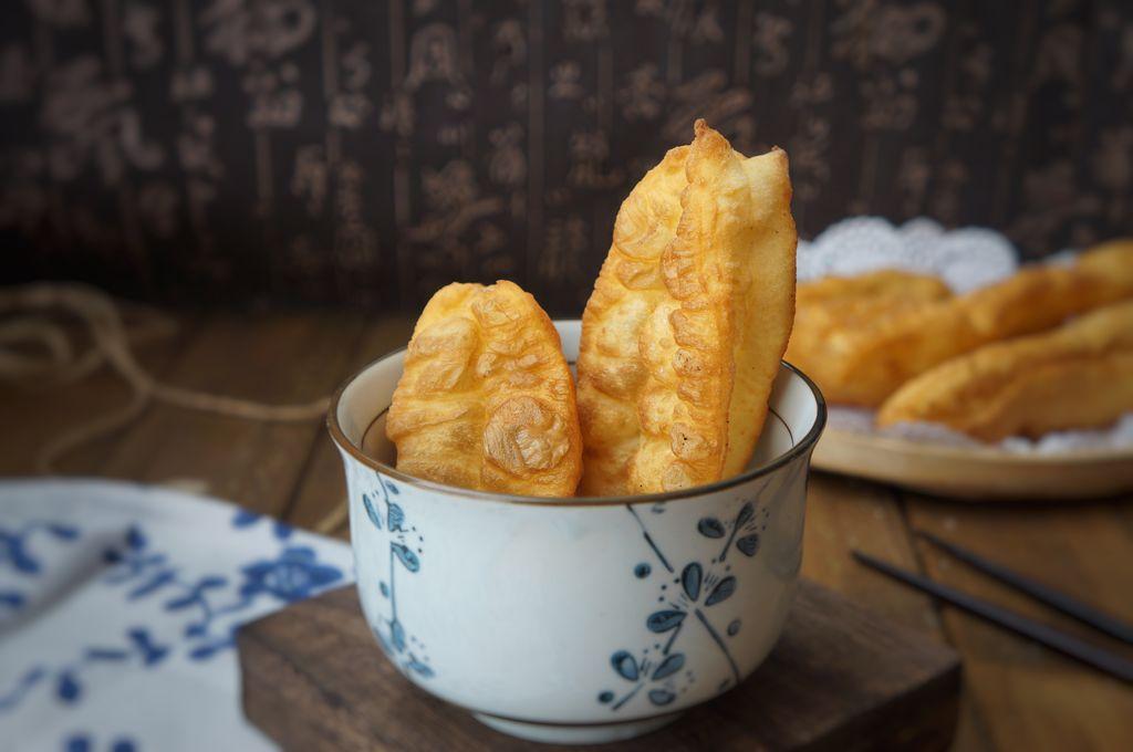 油条怎样做才能蓬松酥脆有油条粉,油条用什么方法做出来油条香脆