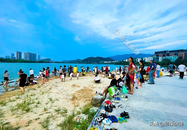 长沙梅溪湖小孩玩沙子,长沙梅溪湖游玩孩子