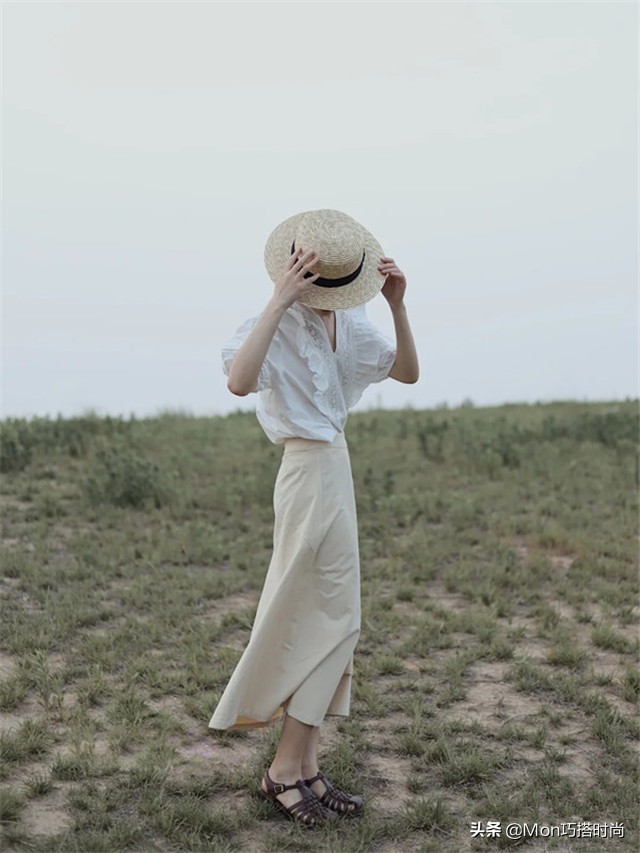 米色休闲半身裙怎么搭配上衣,夏日米色半身裙怎么搭配上衣