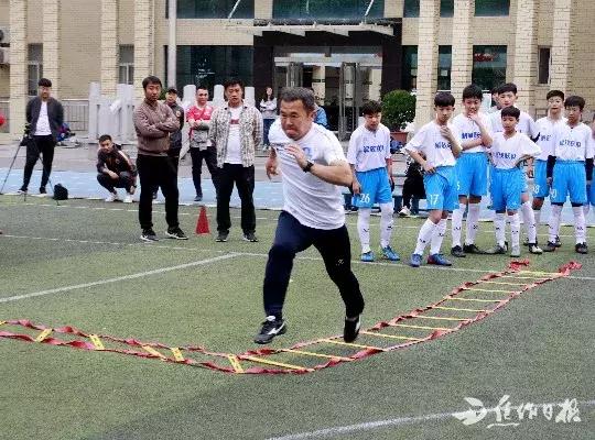 亚足联*级A**外籍教练空降焦作这所小学下一步焦作青少年足球还将……