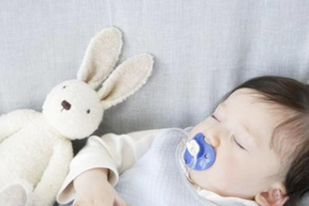 为什么宝宝吃着奶会睡觉,为什么宝宝要吃母乳才能入睡