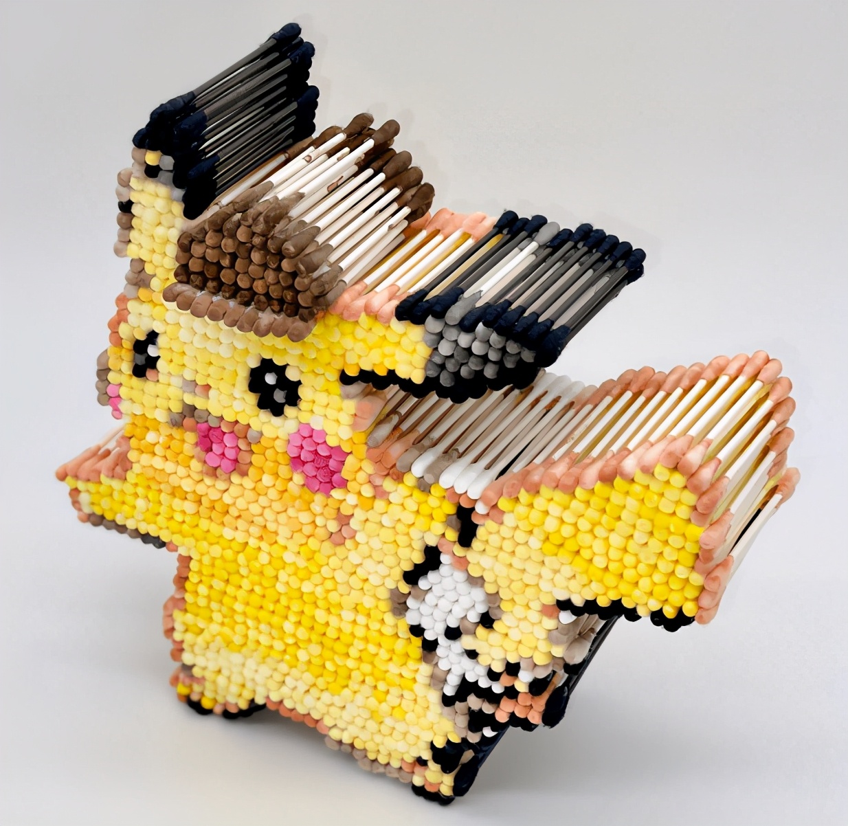 日本网友用棉花棒拼动漫角色模型，网友：切开一半能卖两份