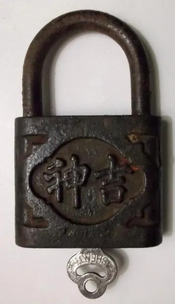 大门上挂着很多东西,三环大门挂锁6把钥匙