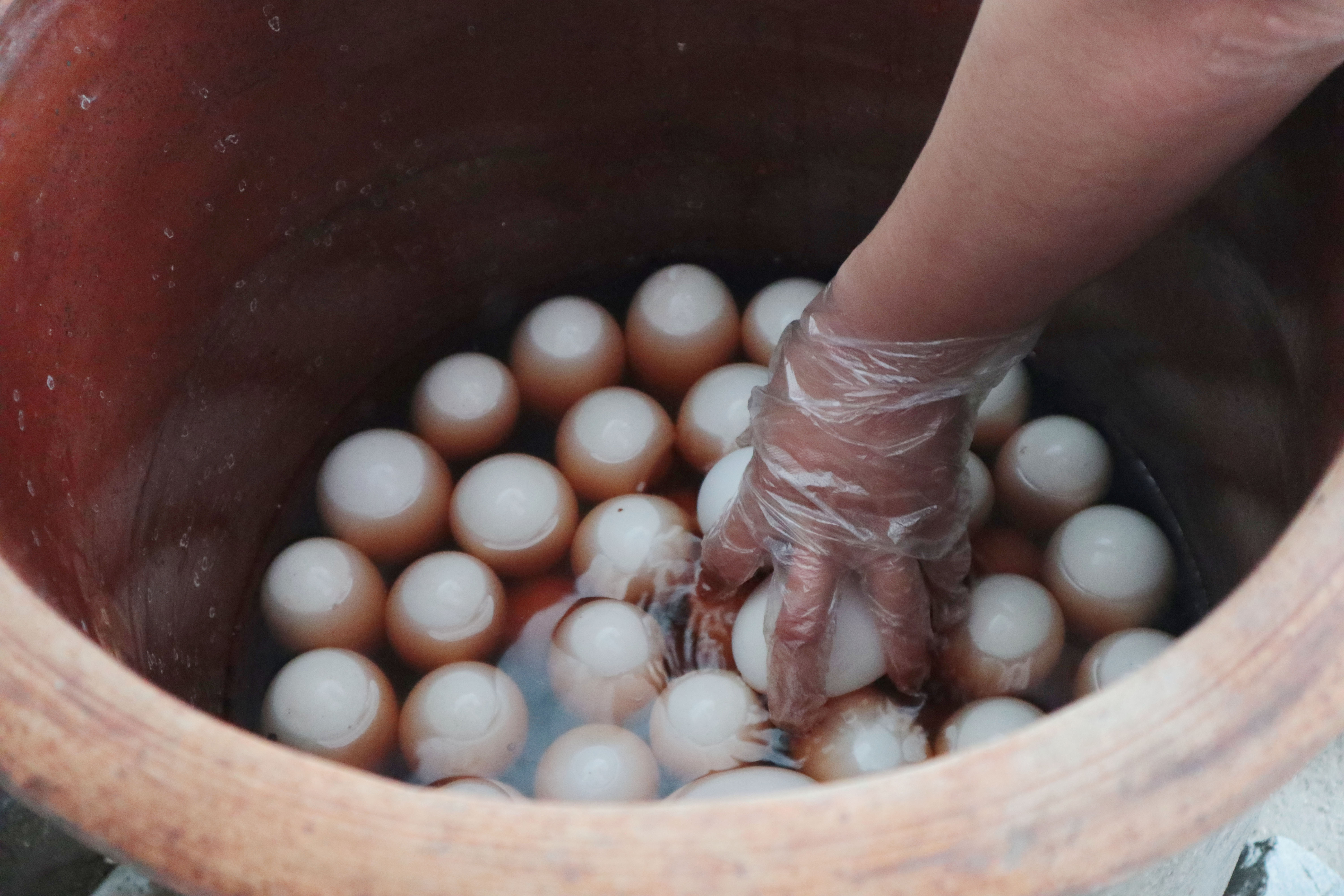 八十岁老人腌鸭蛋配方,80岁姥姥和外甥腌鸡蛋