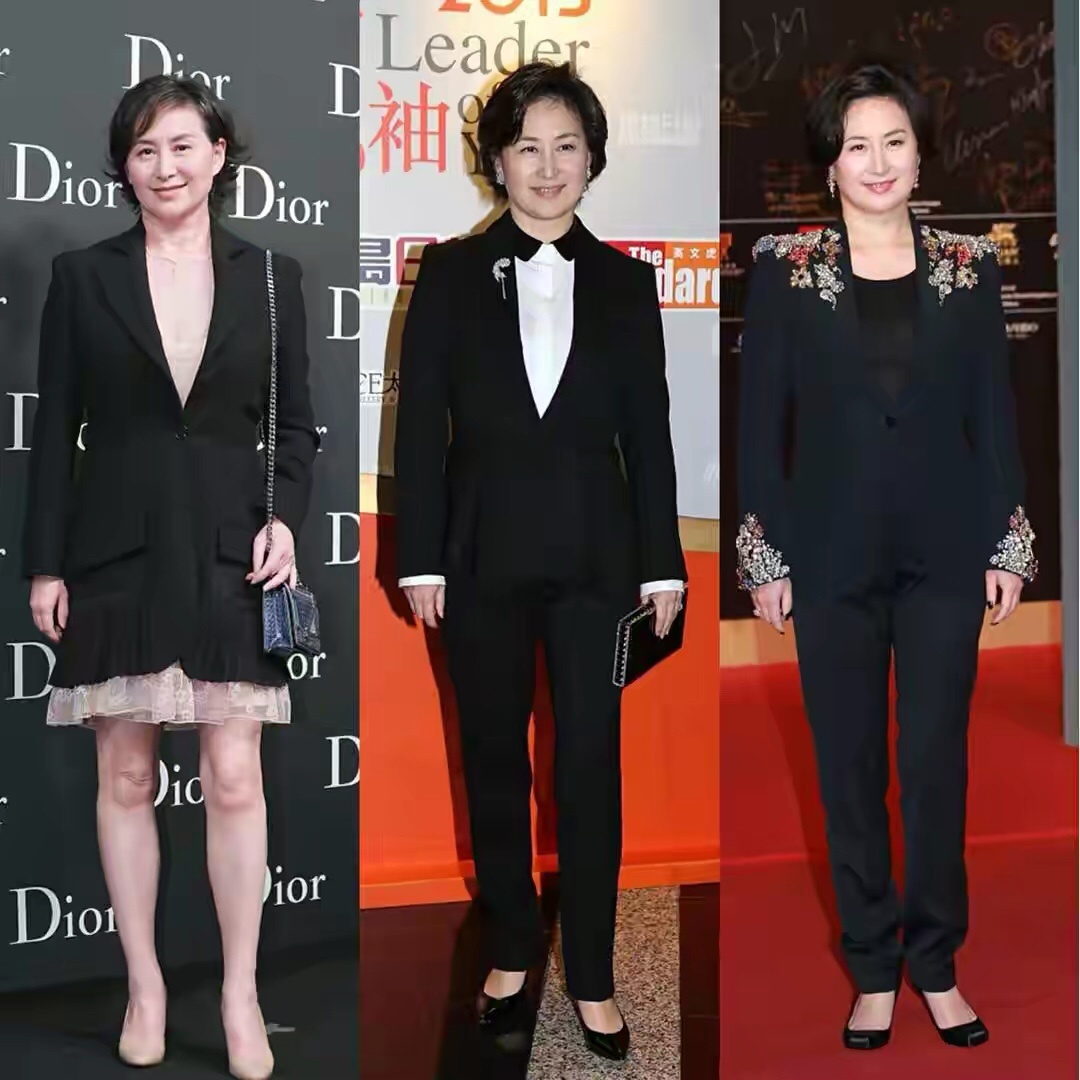 何超琼太飒了！穿西装内搭黑白蕾丝打底衫，手拿蛇纹包大佬范十足