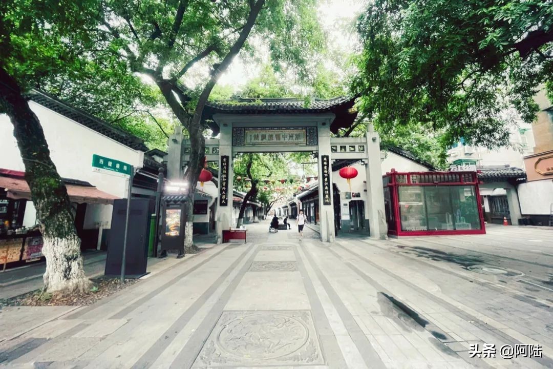 杭州老街丝绸步行街,杭州卖丝绸一条街在什么地方