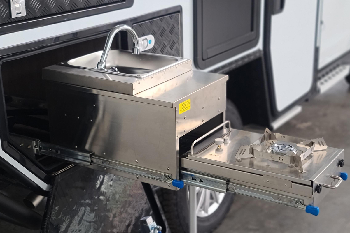 新款国六麦卡单排越野房车,定制四驱越野全地形b型长轴房车