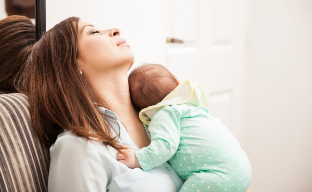 二胎后看到丈夫的短信泪流不止，在苛责妻子前请先关心下她的生活