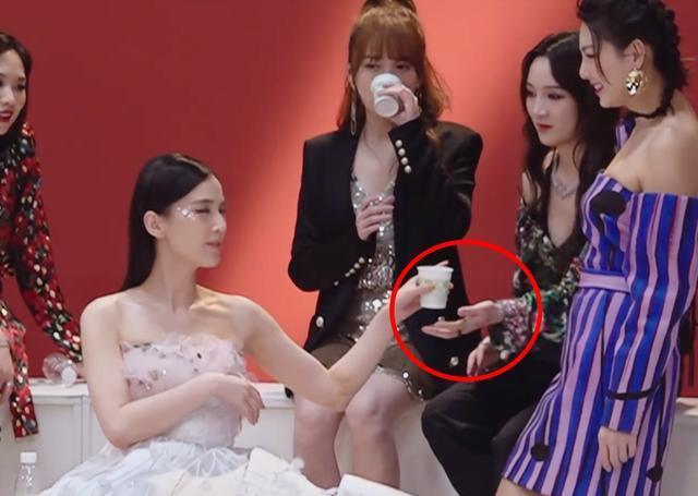 同是“后天”亿万富婆，你娶芙蓉姐姐，还是黄圣依？