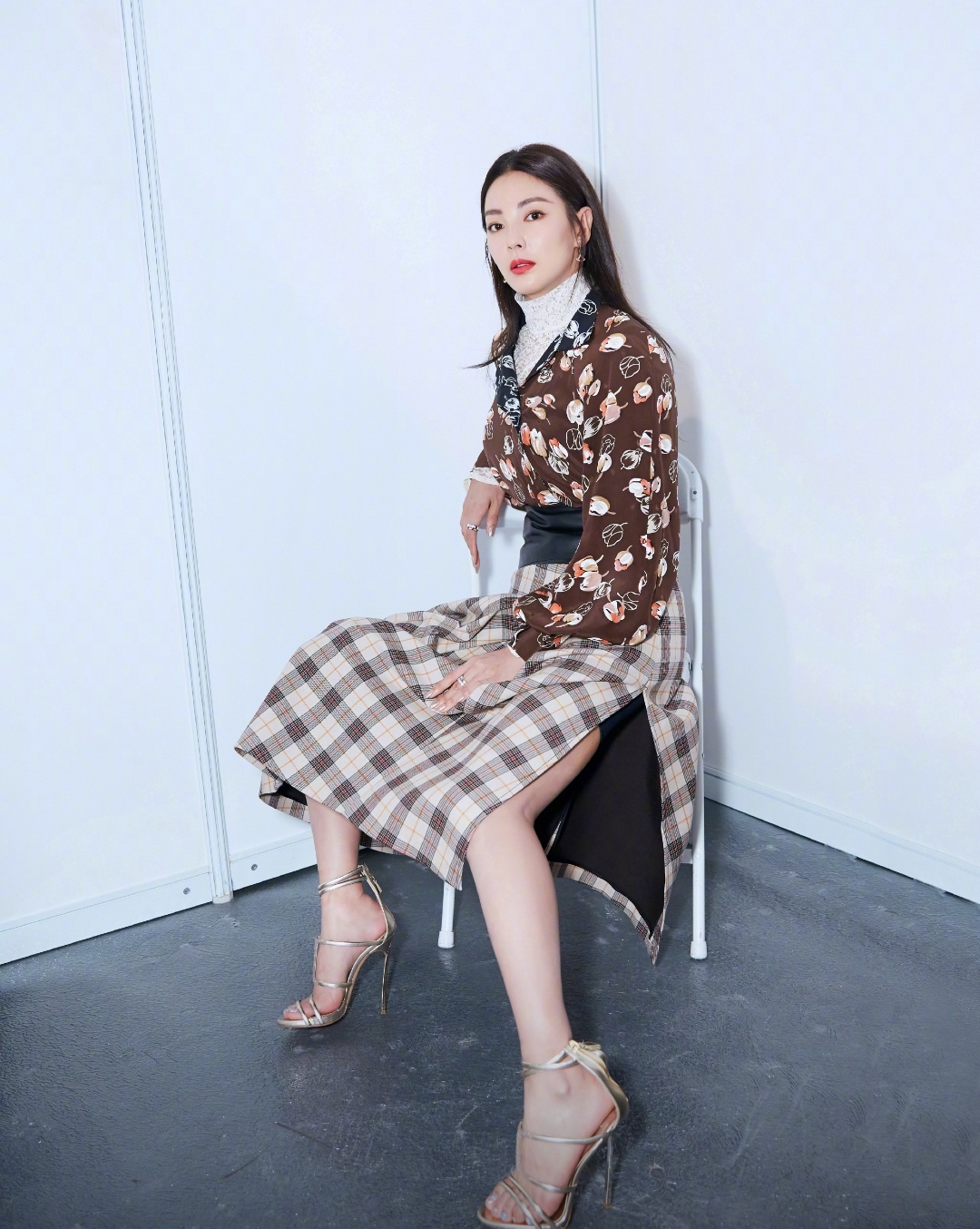 张雨绮时尚蕾丝裙穿搭气场全开,张雨绮惊艳的穿衣搭