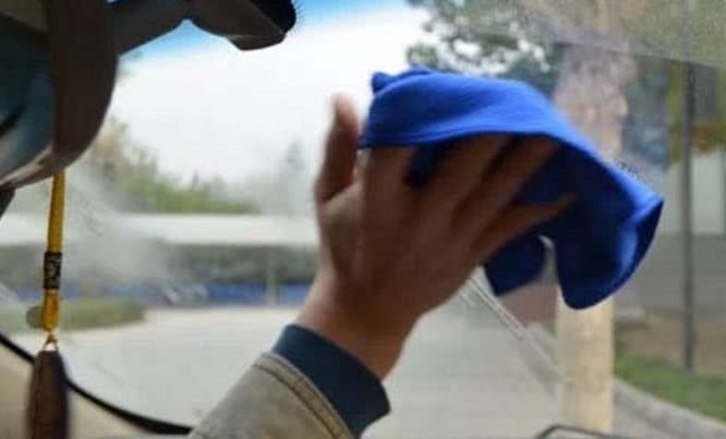 风挡玻璃如何去雾,如何快速除车风挡的雾