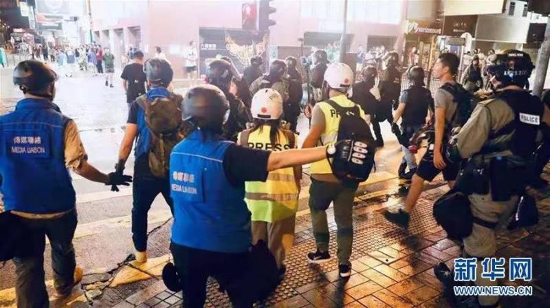 港警中箭,中箭蓝衣