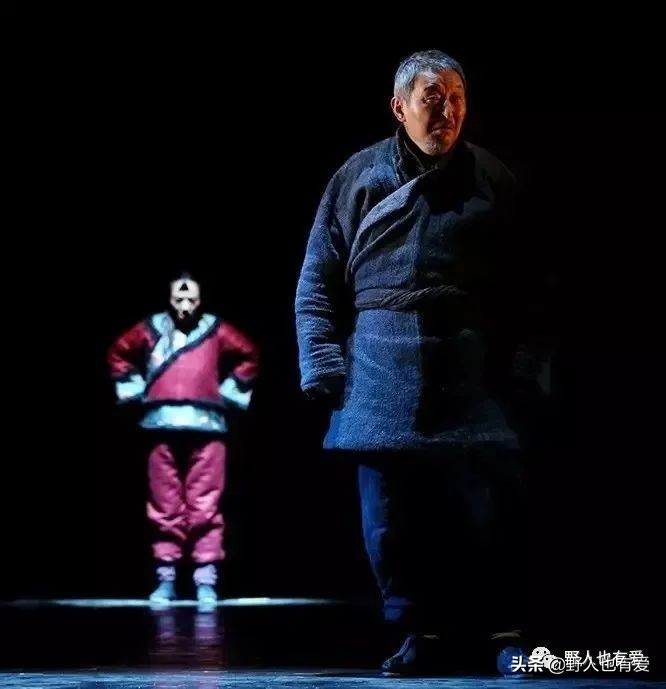 到底是电视好还是投影幕布好,话剧跟电影有什么区别