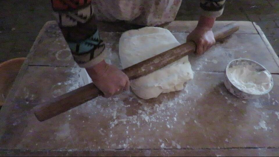 面粉别再烙饼和蒸馒头了,家里有面粉可以这样做红枣馒头