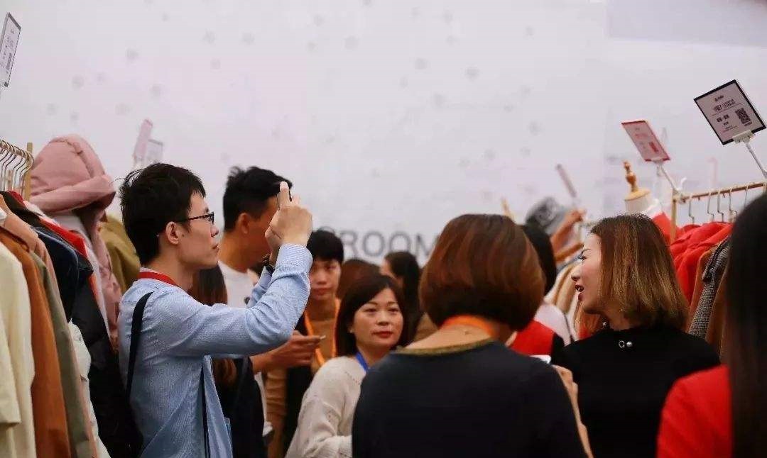 小县城服装店一个月能赚多少钱,小型服装店一年能赚多少钱