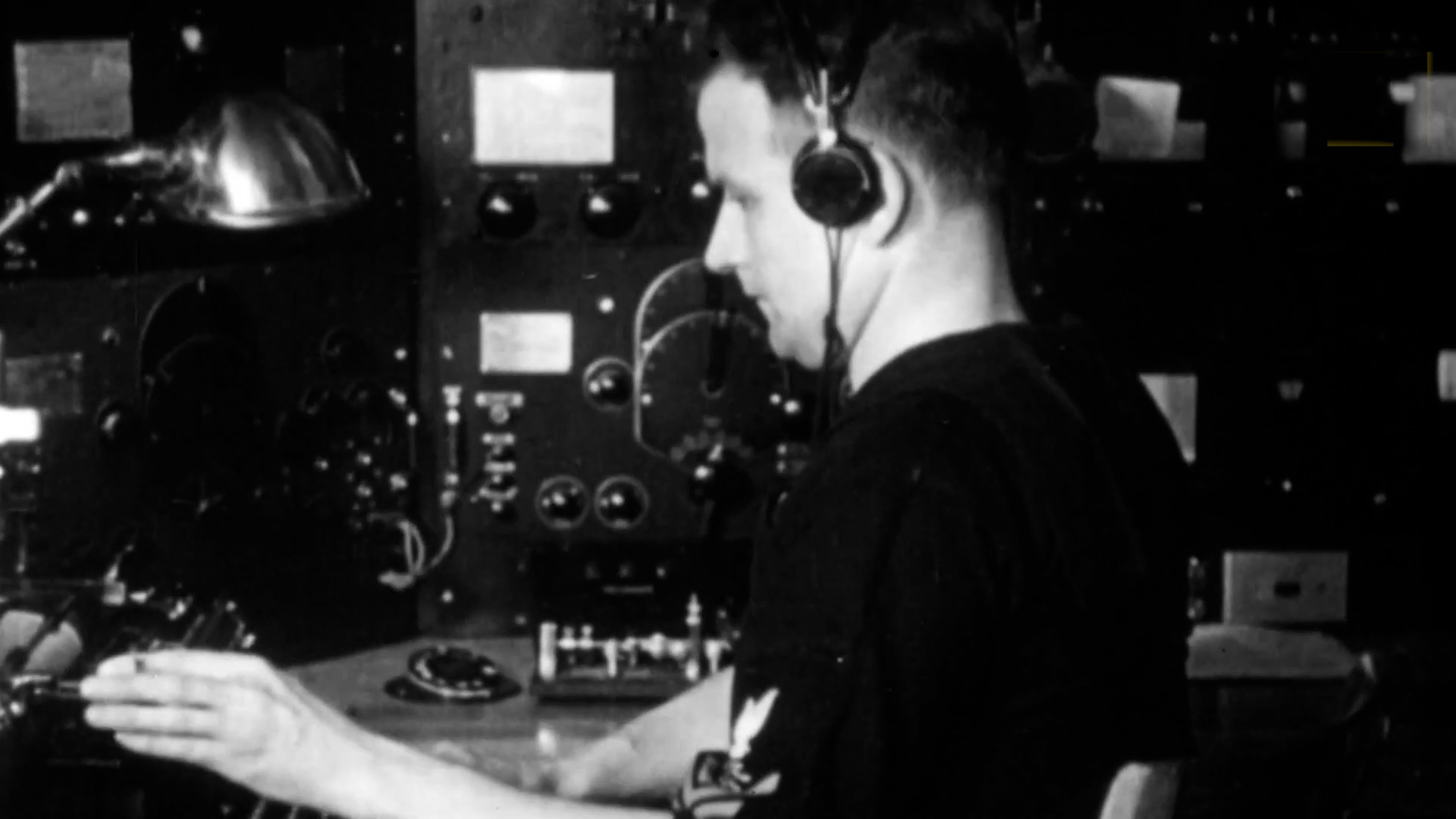 国外女飞行员飞行途中遭遇险情,女飞行员遇到的奇怪事