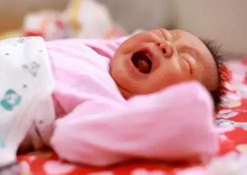 错误拍嗝手法导致宝宝肺炎？宝宝吐奶、呛奶后千万别这么做！